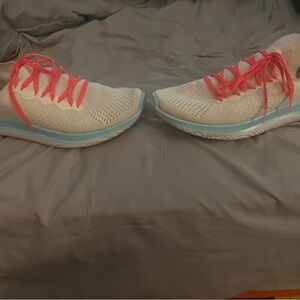 Under Armour Light Gray Knit Running Shoes with Coral Laces and Bluetooth